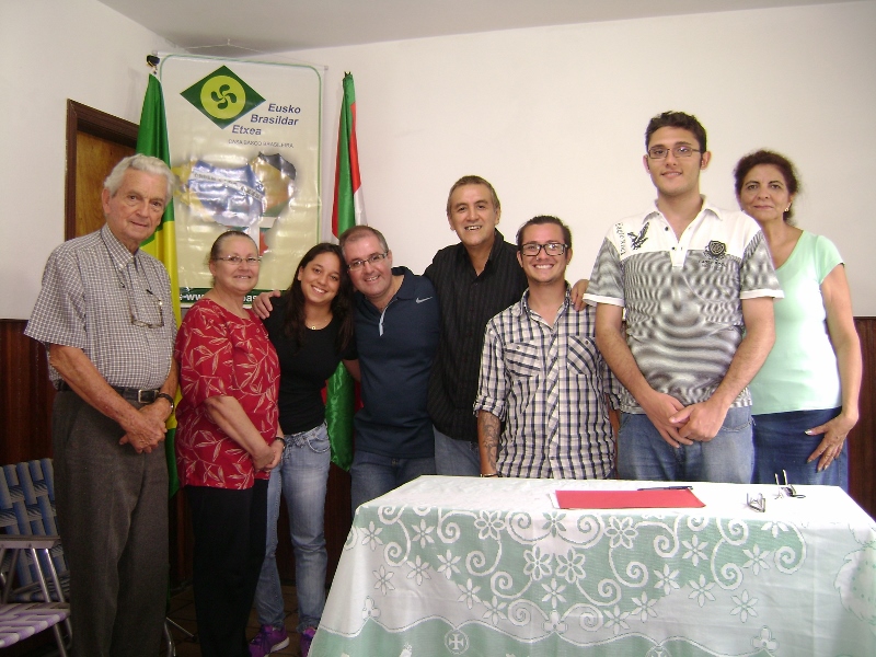 Eusko-Brasildar Etxearen Zuzendaritza berria, bosgarrena ezkerretik Oskar Goitia. Egoitza Tremembé-tik, Sao Paulo estatuan, Sao Paulo hira aldatu du bertako euskal elkarte honek